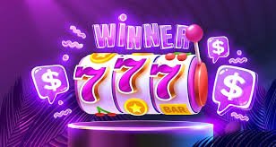 Pengguna membaca bonus harian lewat ponsel