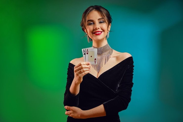 Pengguna membaca kode promo lewat ponsel